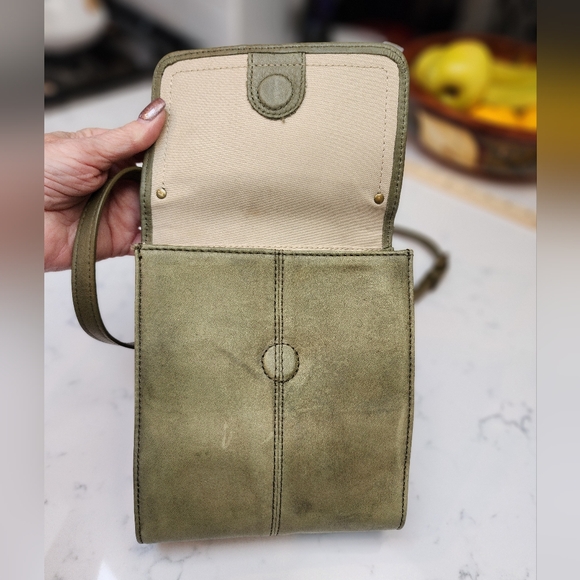 AMERICAN LEATHER CO Compact Leather Crossbody Bag in Sage. EUC - Picture 6 of 14